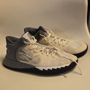 Nike Boys 6.5 Kyrie Flytrap 5 DD0340 Lightweight Basketball Sneakers